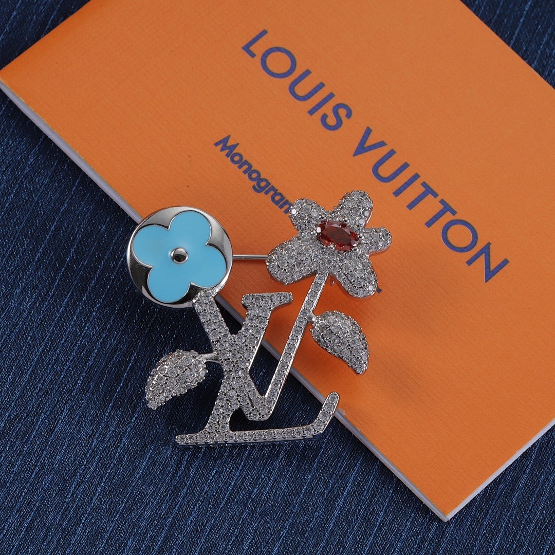 Brooch 4