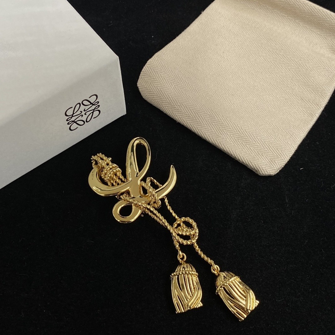 Brooch 15