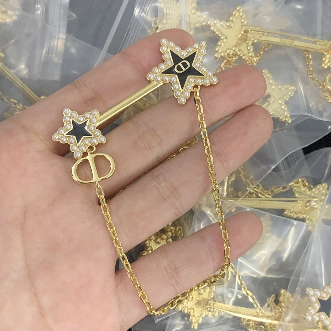 Brooch 23