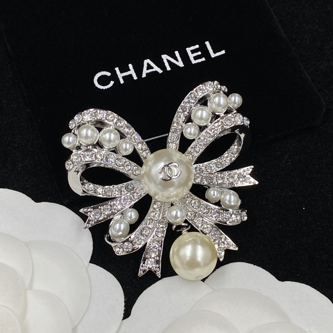 Brooch 140