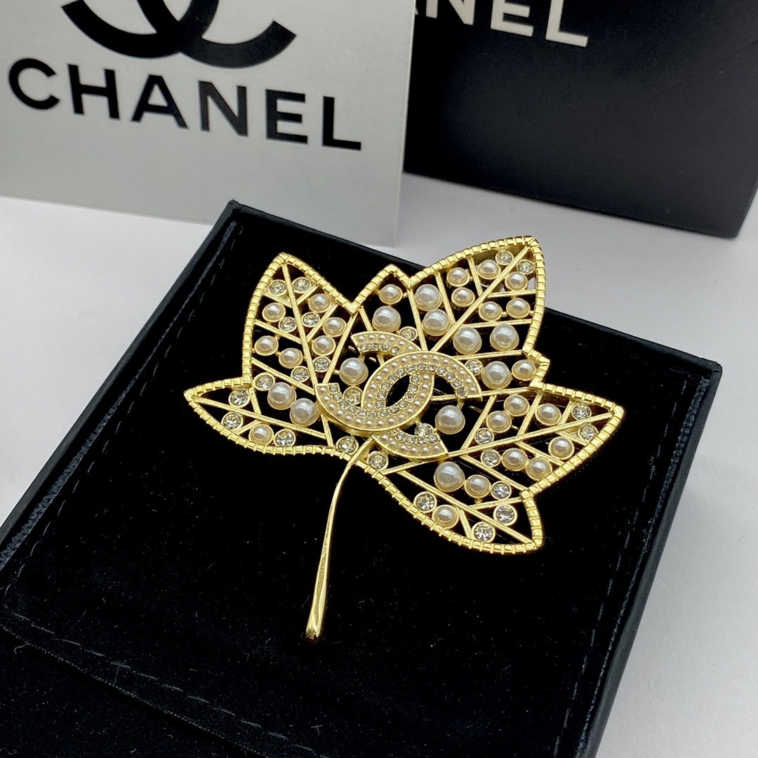 Brooch 288
