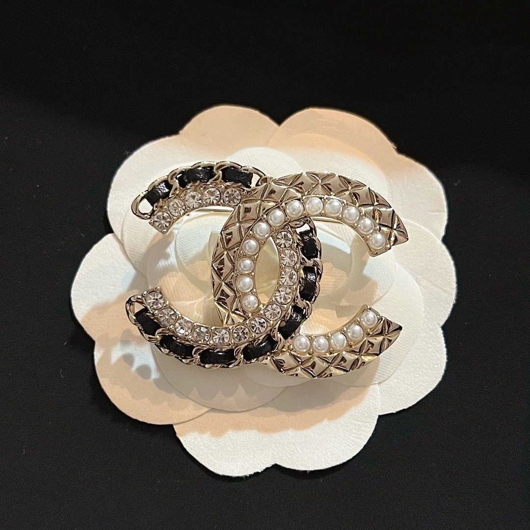 Brooch 324
