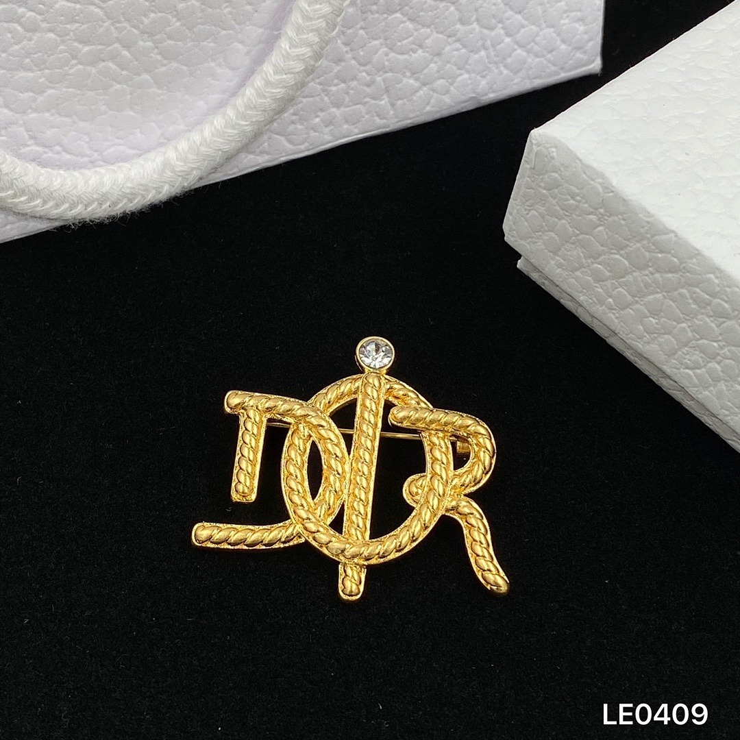 Brooch 370