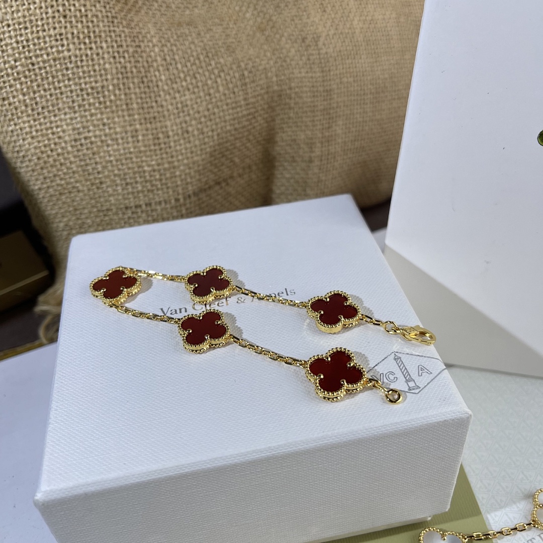 VCA Bracelet 16