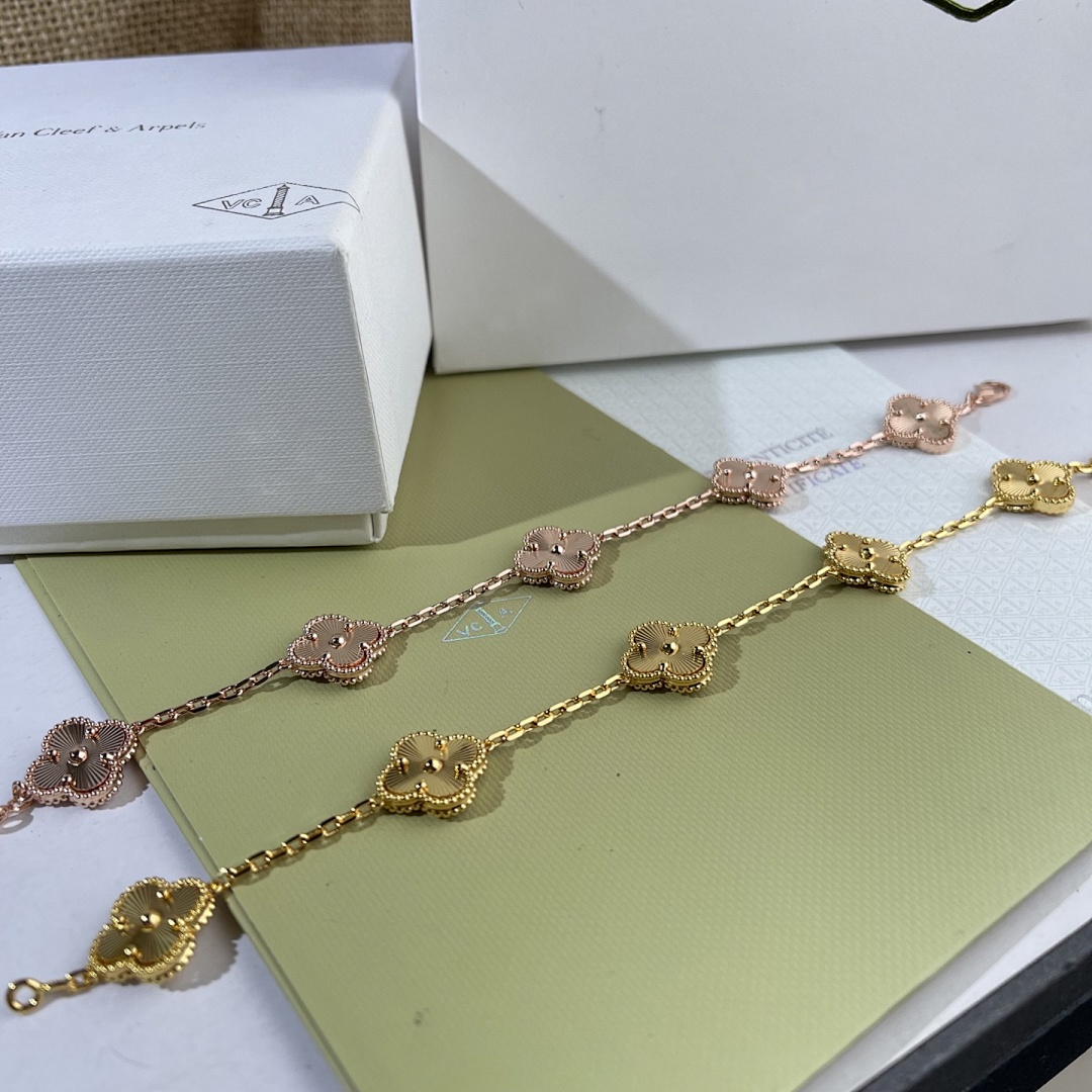 VCA Bracelet 18