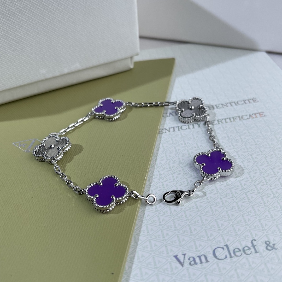 VCA Bracelet 23