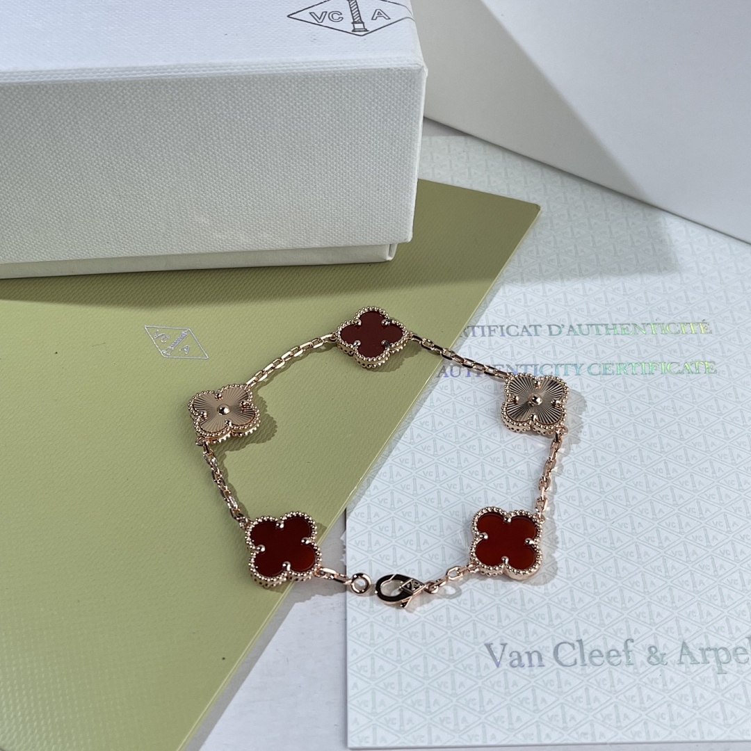 VCA Bracelet 24