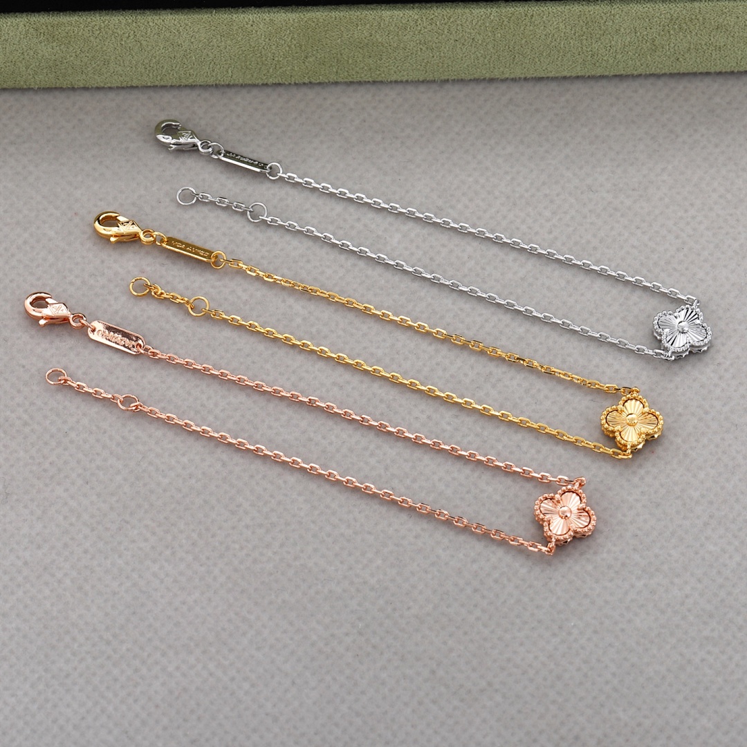 VCA Bracelet 83