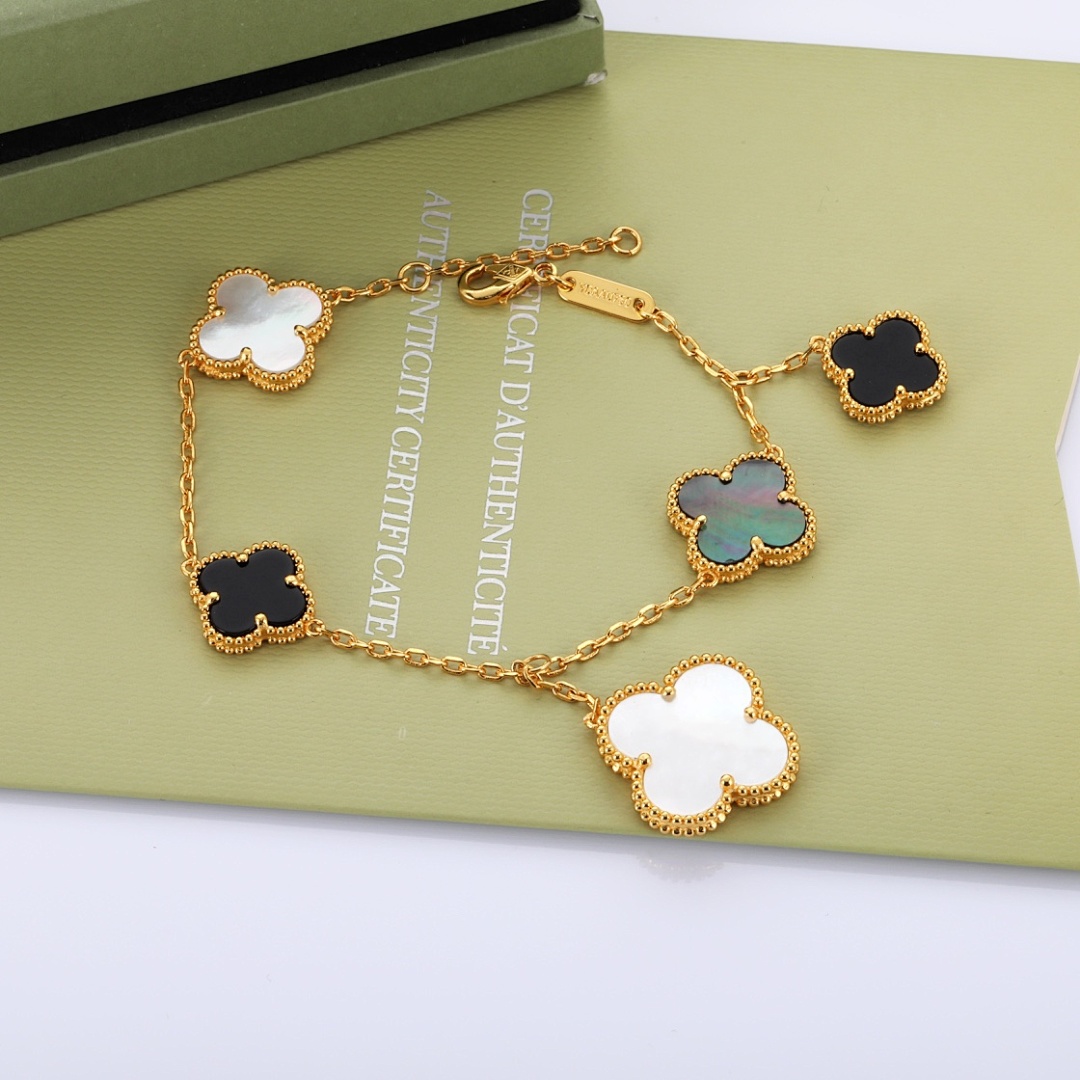 VCA Bracelet 97