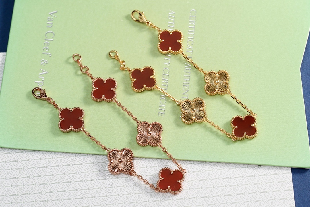 VCA Bracelet 103