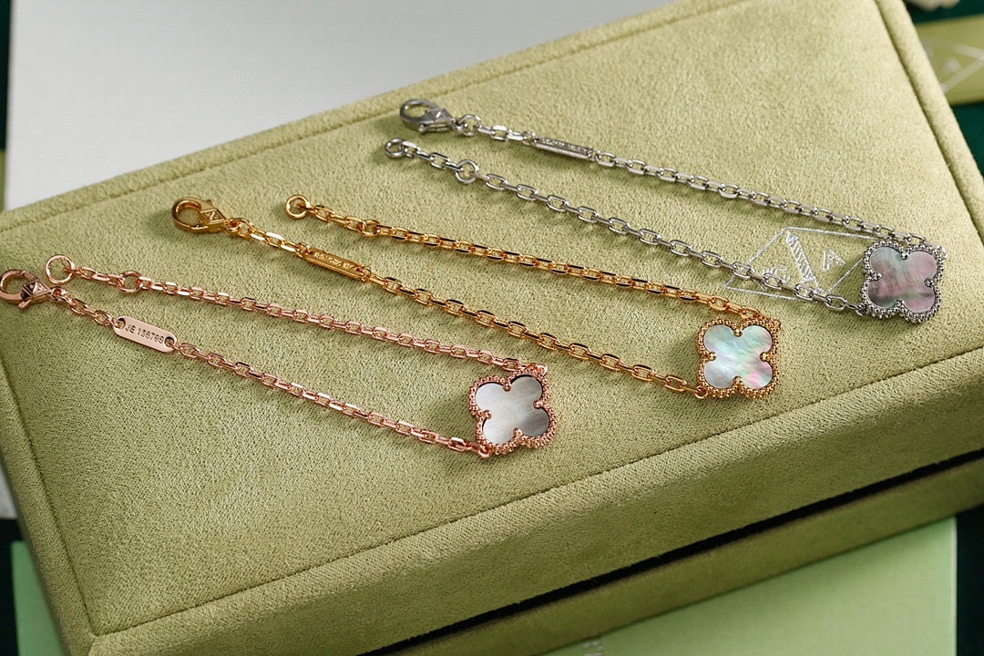 VCA Bracelet 119
