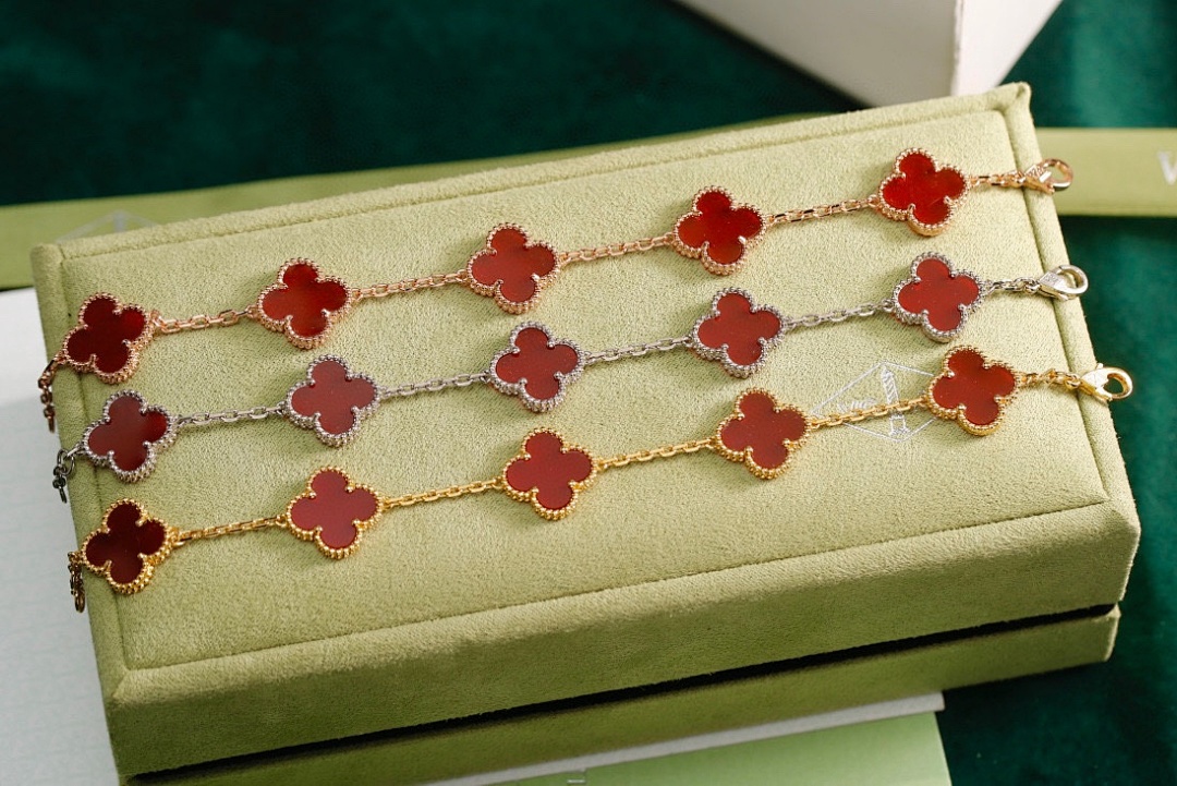 VCA Bracelet 130
