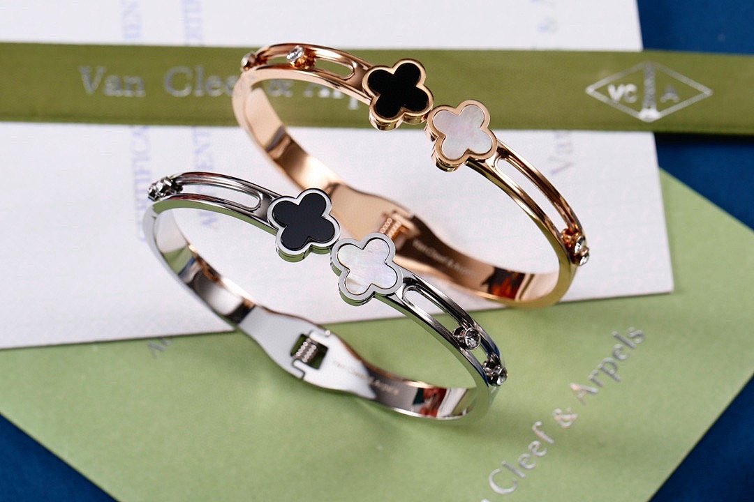 VCA Bracelet 152