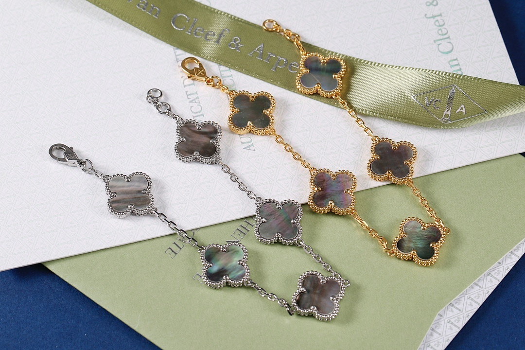 VCA Bracelet 157