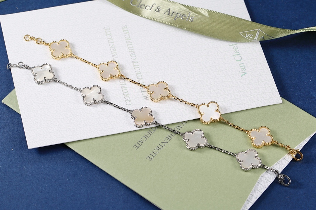 VCA Bracelet 160