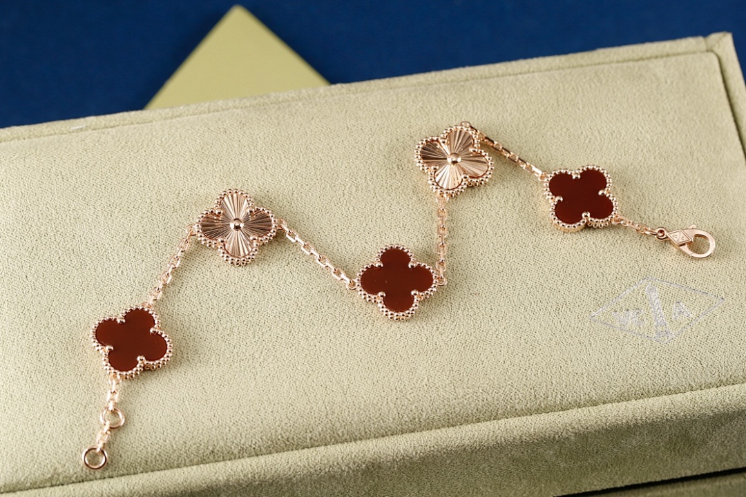VCA Bracelet 204