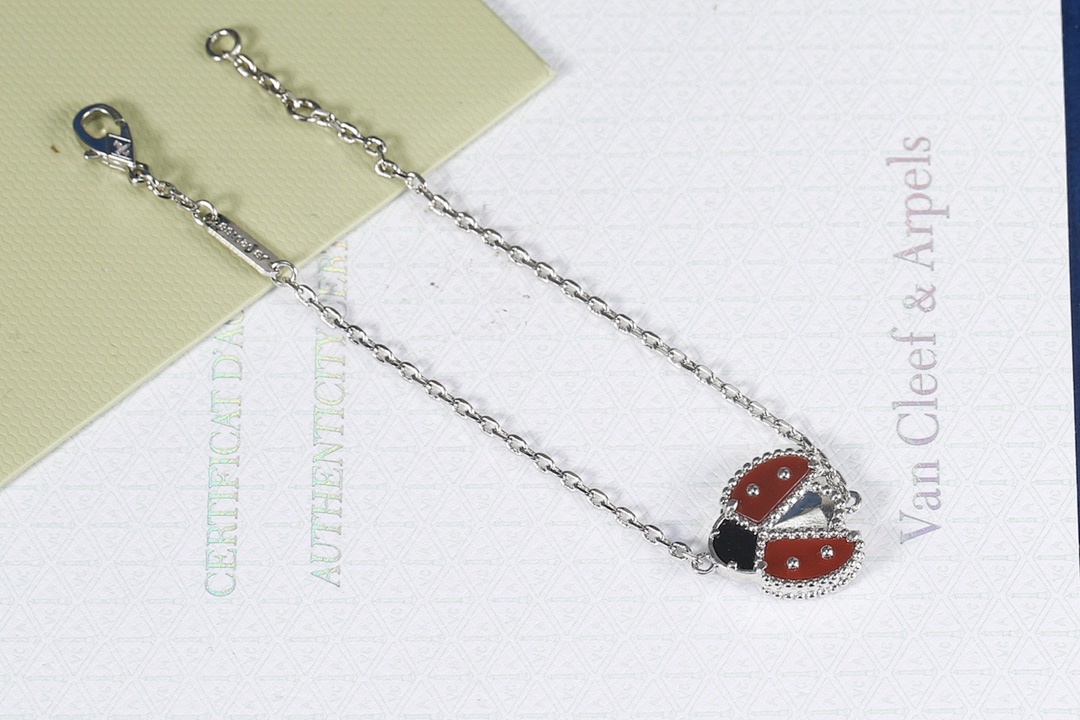 VCA Bracelet 214