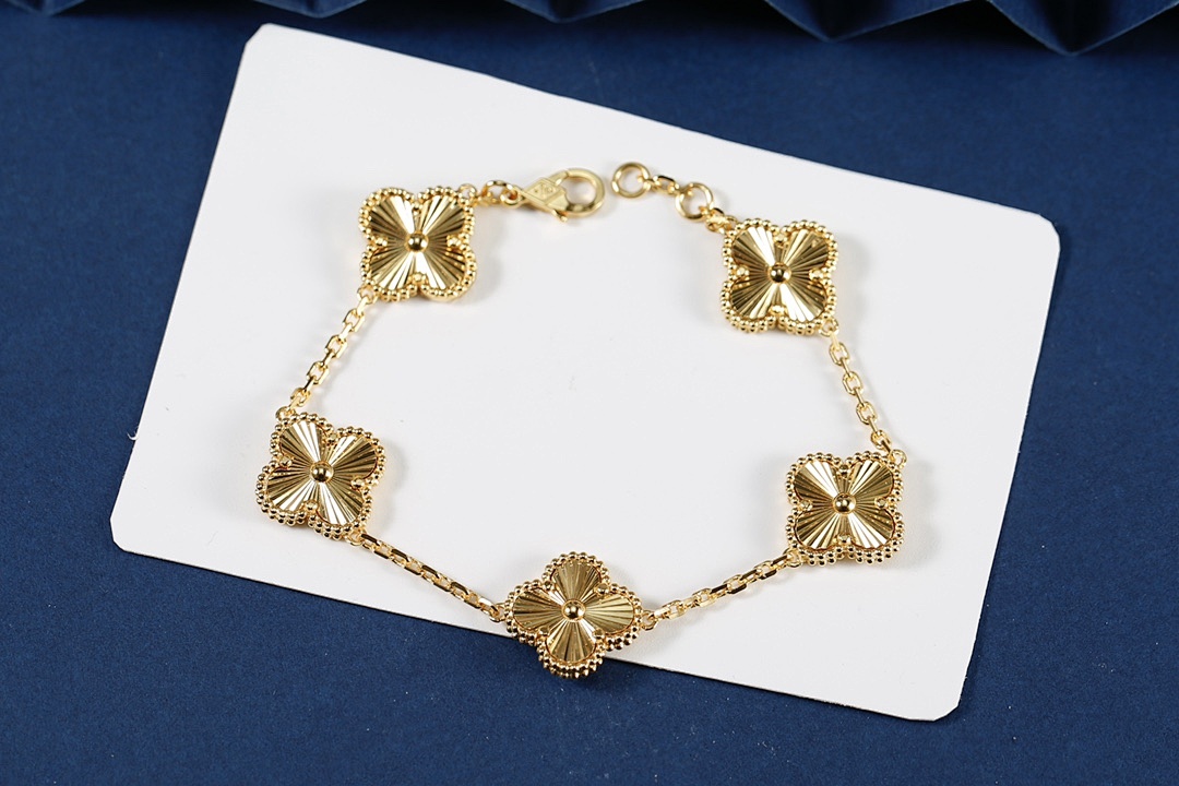 VCA Bracelet 221