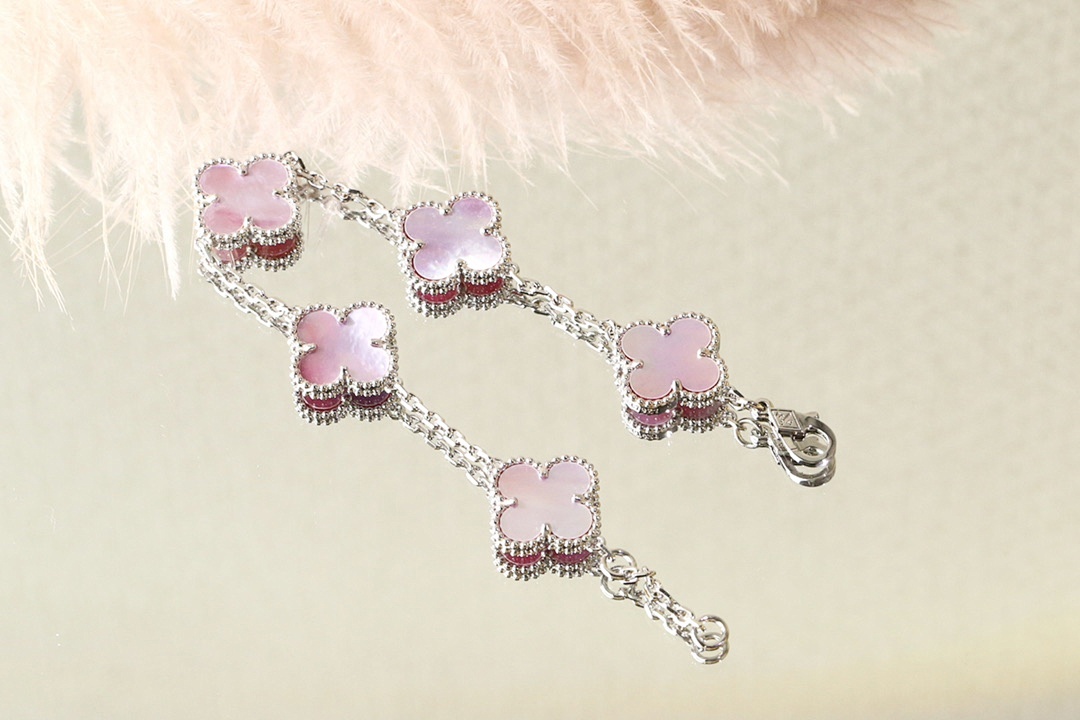 VCA Bracelet 240