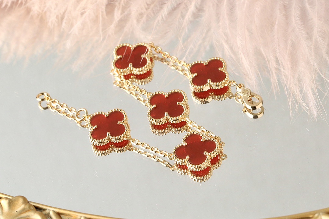 VCA Bracelet 315