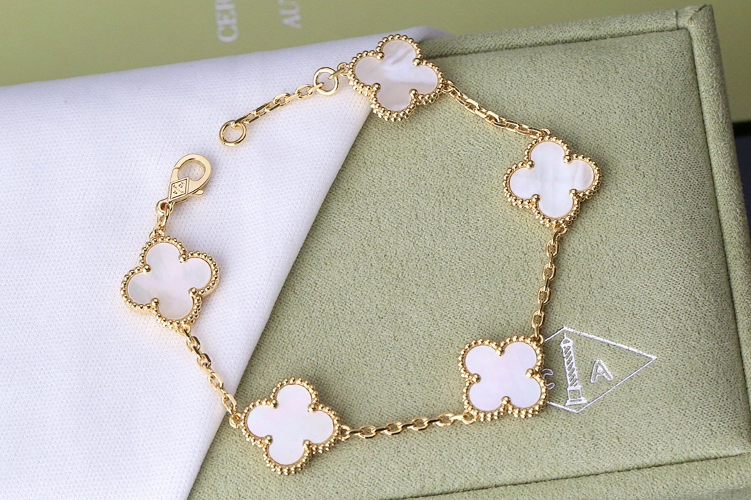 VCA Bracelet 318