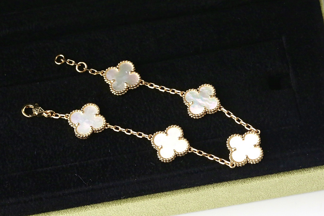 VCA Bracelet 337